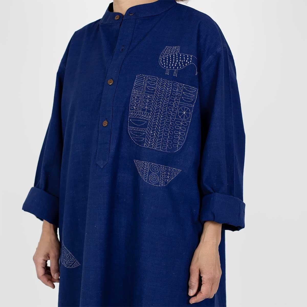 https://www.aworldofcraft.se/pub_docs/files/BLUE_Langskjorta_med_broderi.jpg