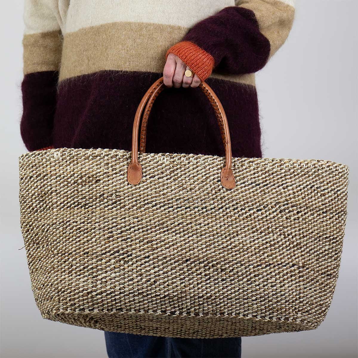 https://www.aworldofcraft.se/pub_docs/files/SISAL_MOOD_Korg_m_handtag_vitbeige_2.jpg