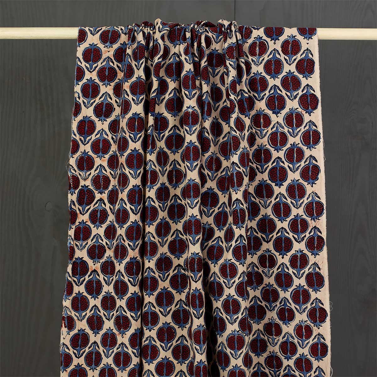 Tyg på metervara, med rött och vitt mönster - Fair Trade