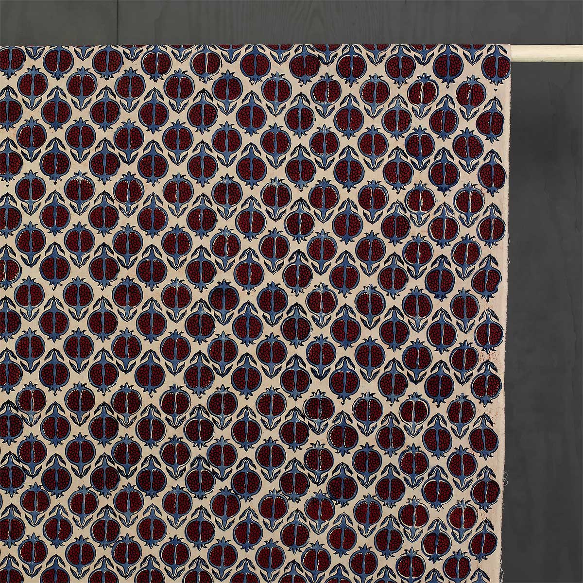 Tyg på metervara, med rött och vitt mönster - Fair Trade