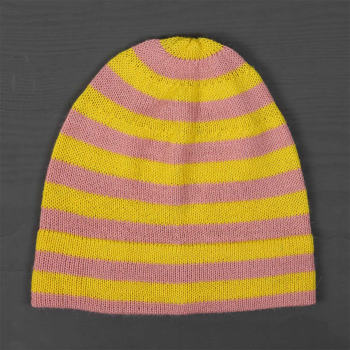 Stickad randig mössa i rosa och gult