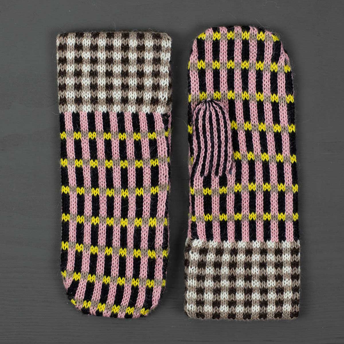 Stickade tumvantar i brunt, rosa och gult