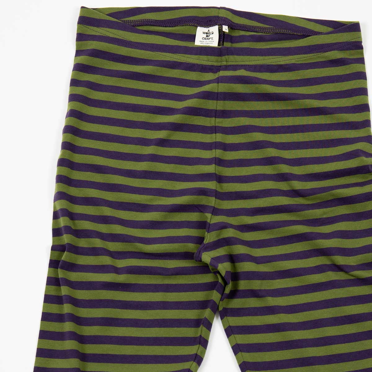Detalj på randiga leggings i ekologisk bomull, i färgen olivgrön och aubergine