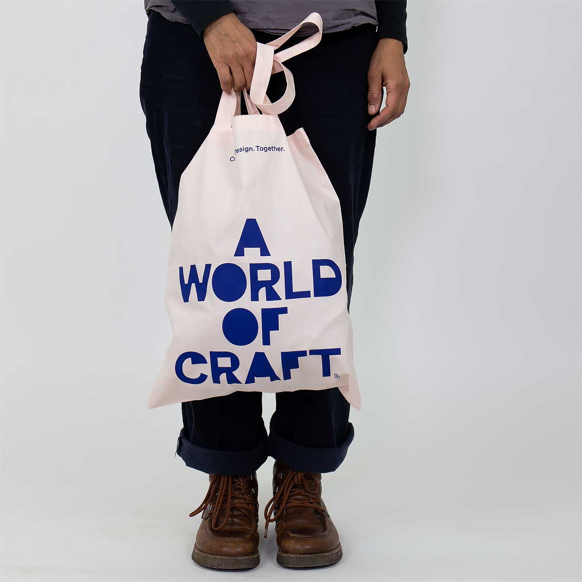 Modell vär en rutig tygpåse i rosa och blått - A World of Craft