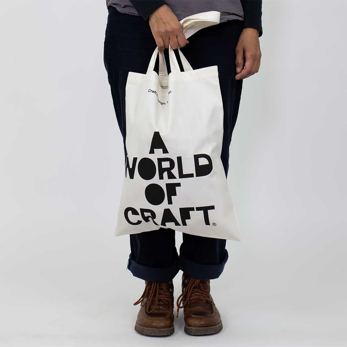 Modell vär en rutig tygpåse i vitt och svart - A World of Craft