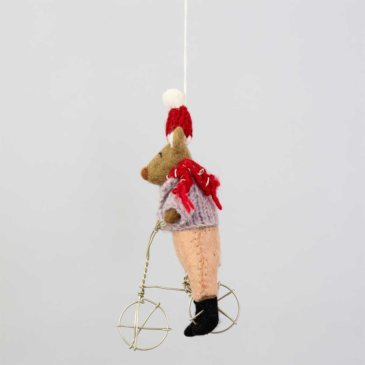 En juldekoration av handtovad ull, i form av en mus med en cyckel - A World of Craft