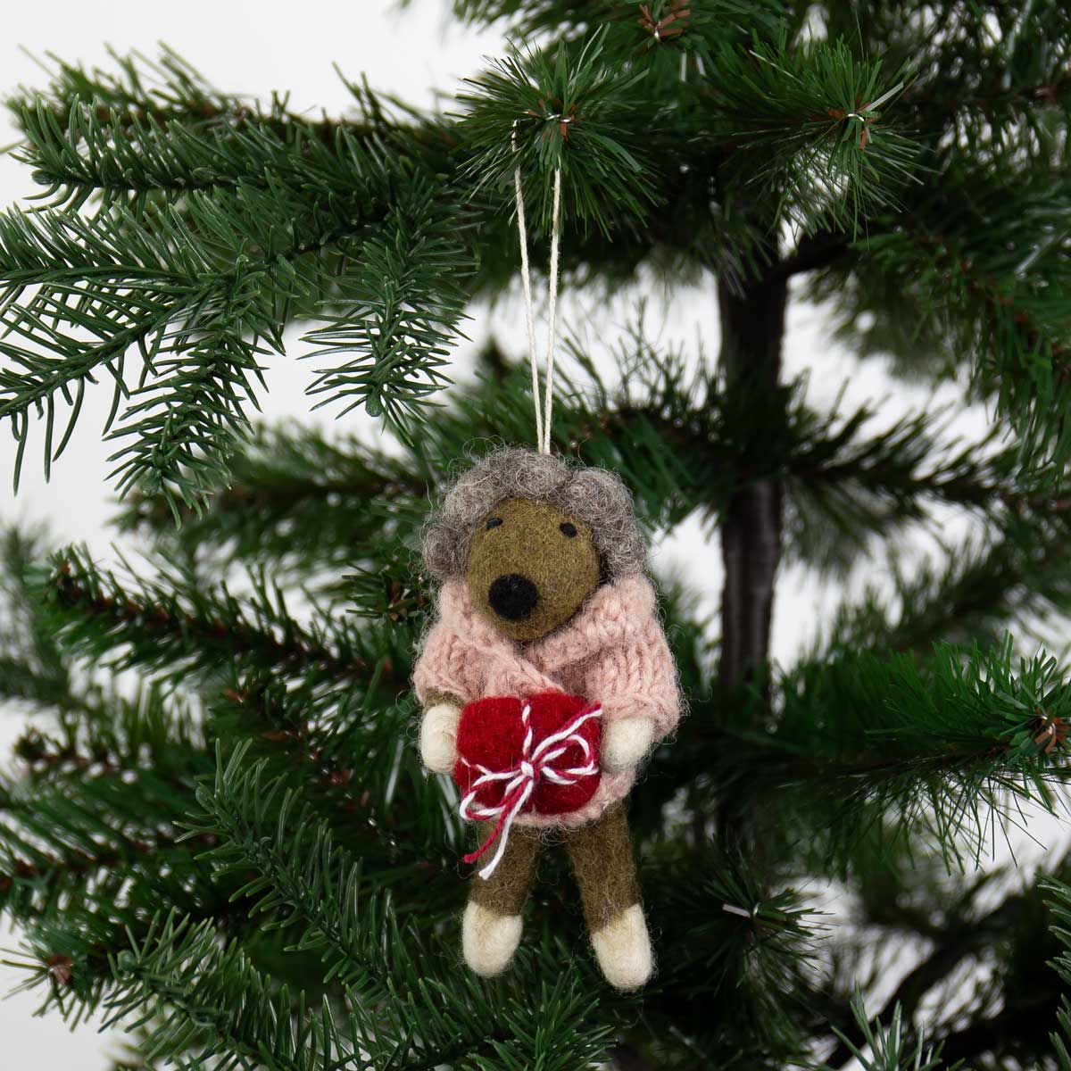 BEAR WITH CHRISTMAS PRESENT Christmas ornamet