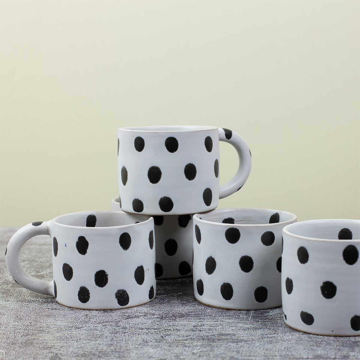 Vits kaffemuggar med svarta prickar