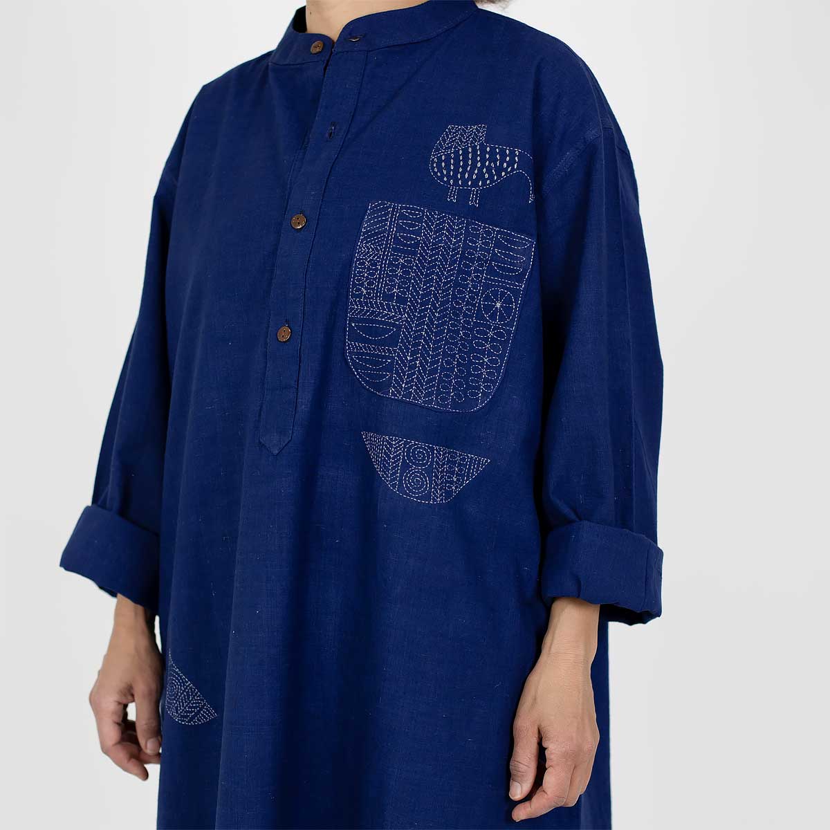 Modell bär hellång långskjorta med handbroderi, i tunn bomull - Fair Trade