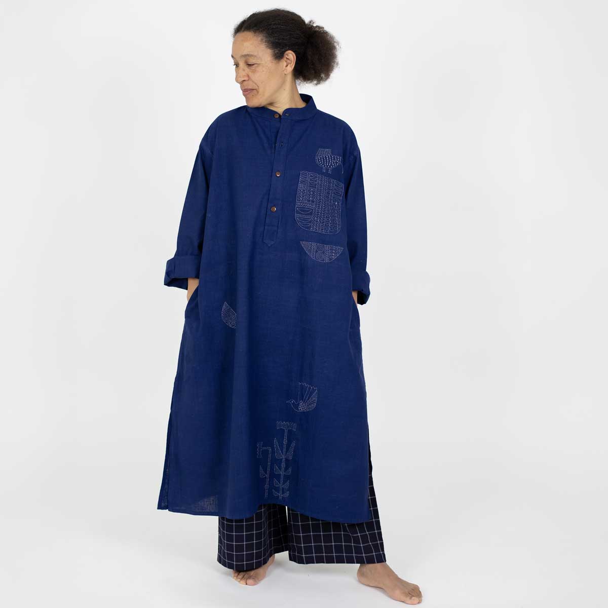 Modell bär hellång långskjorta med handbroderi, i tunn bomull - Fair Trade