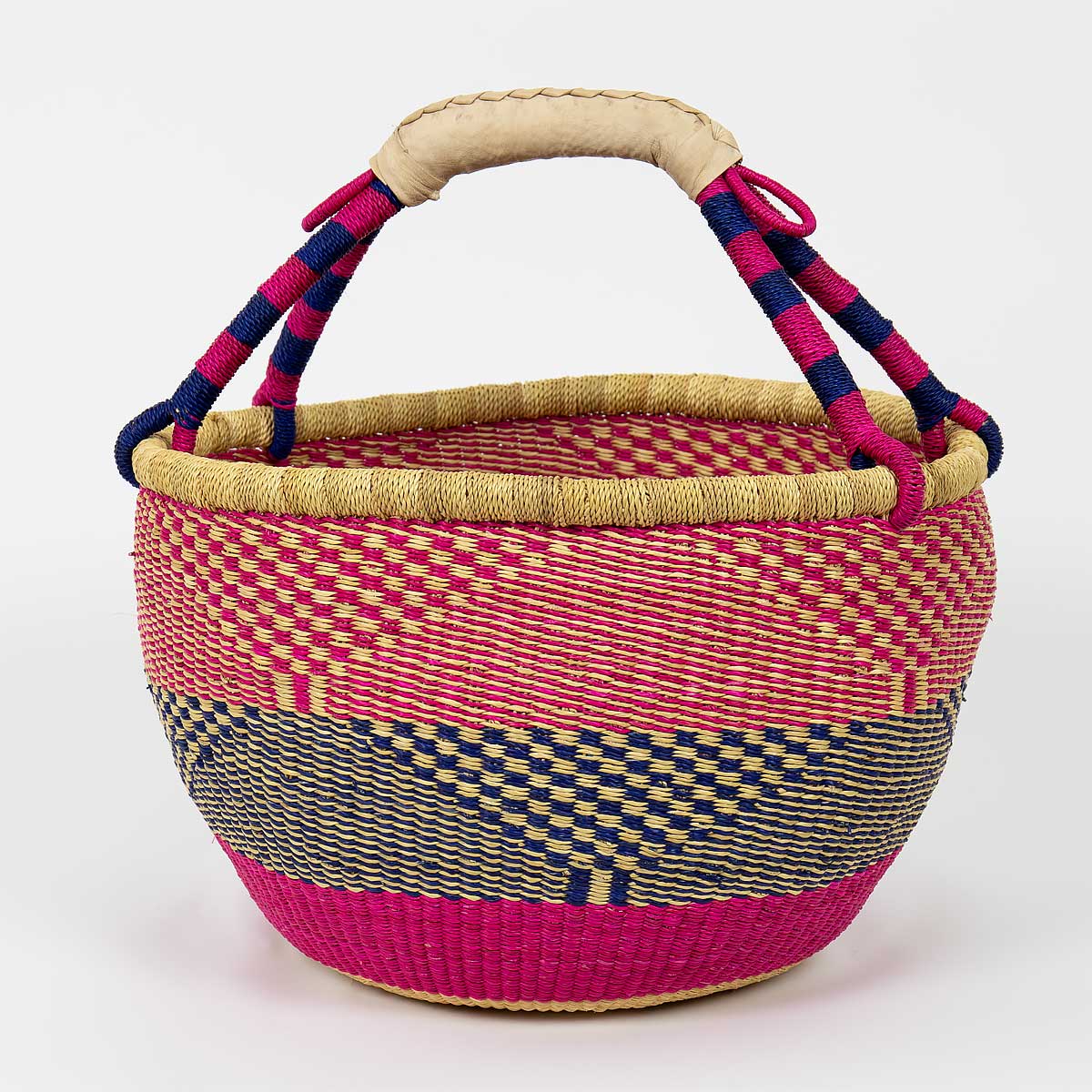 Rund flätad picknickkorg med handtag i färgen rosa och och blått