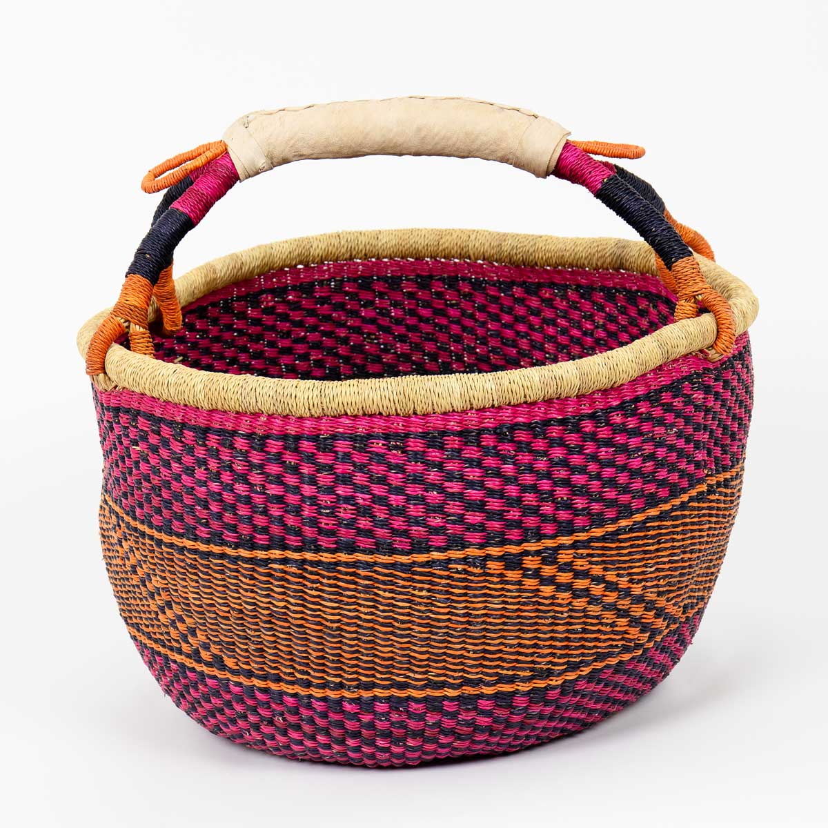 Rund flätad picknickkorg med handtag i färgen rosa och roange