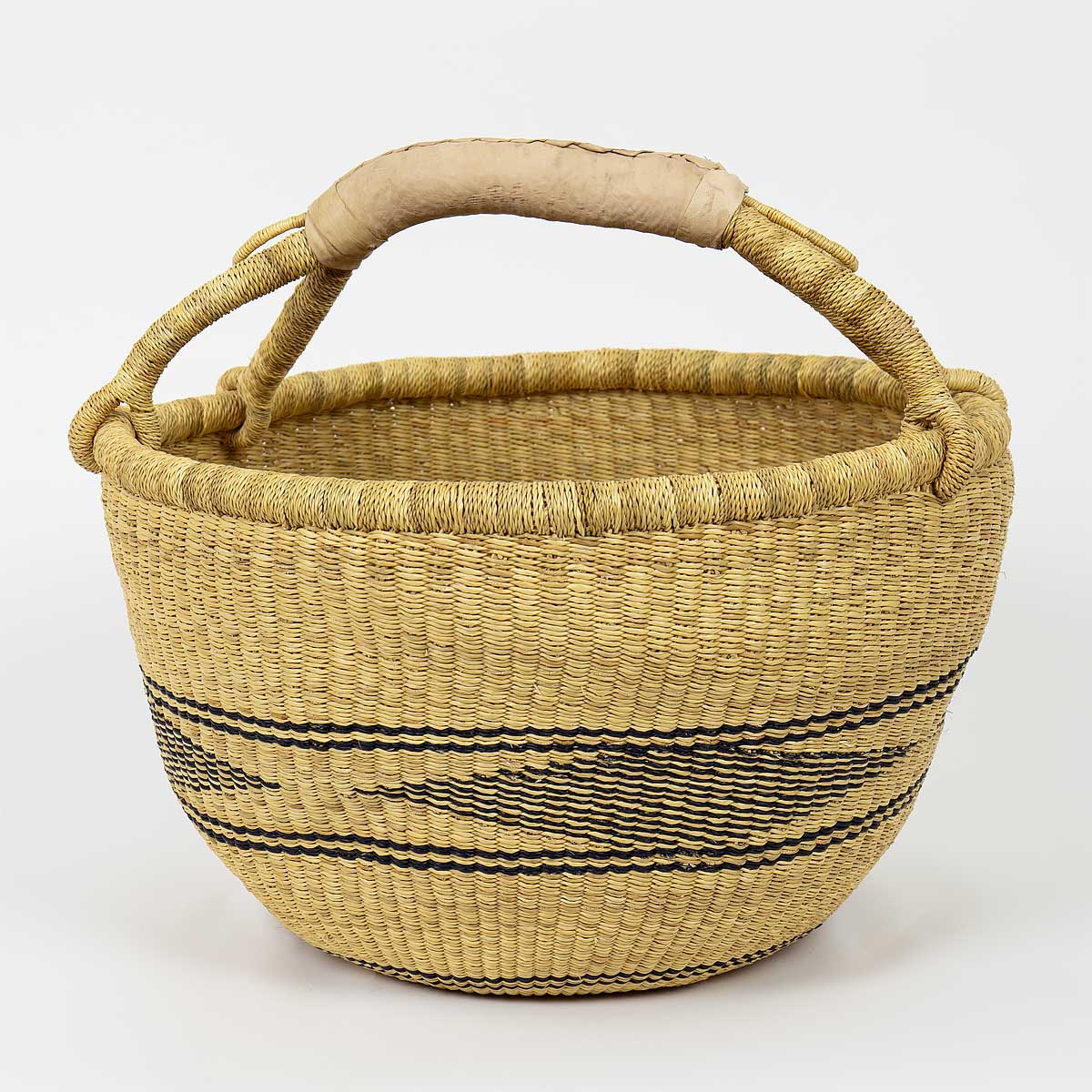 Rund flätad picknickkorg med handtag i färgen svart och natur