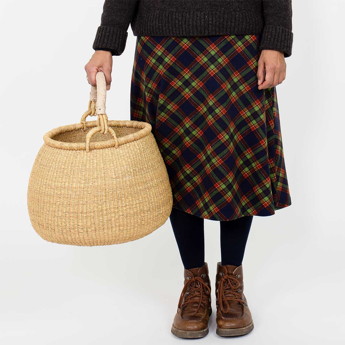 Modell bär en korg med handtag - Fair Trade