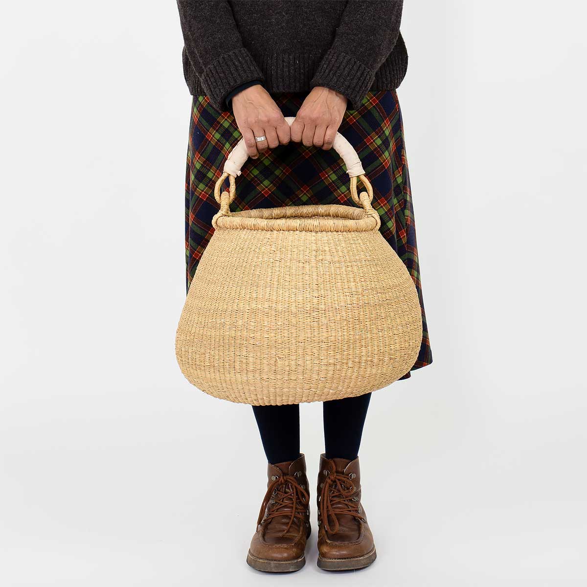 Modell bär en korg med handtag - Fair Trade