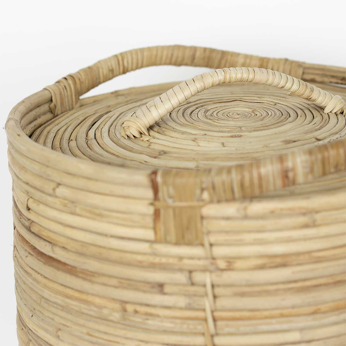 Detaljbild av tvättkorg i rotting med lock
