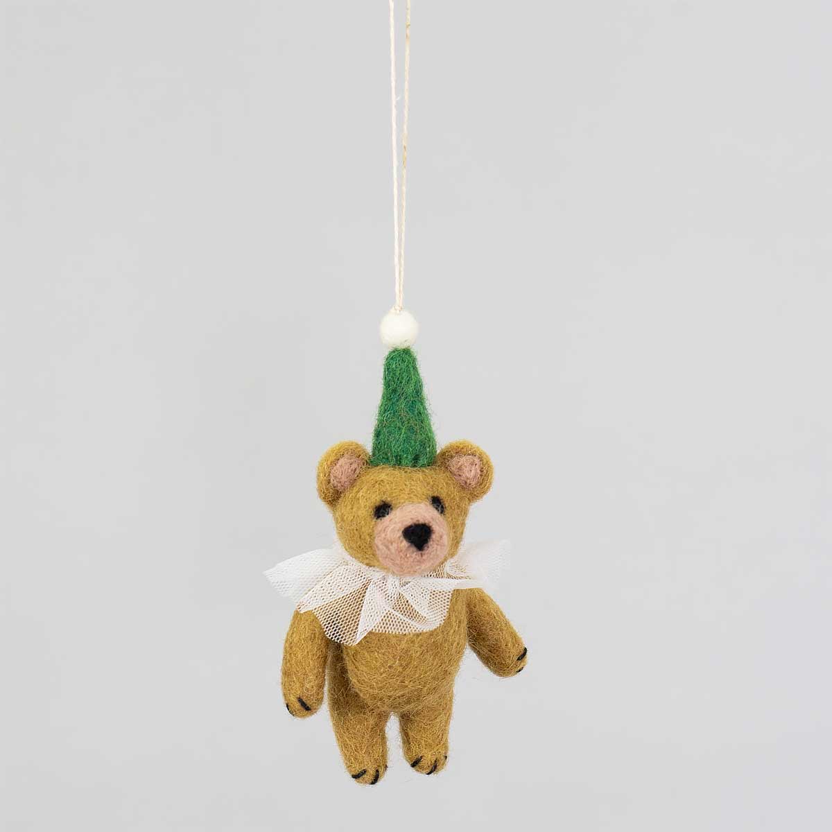 En juldekoration av handtovad ull, i form av en björn med cirkuskläder - A World of Craft