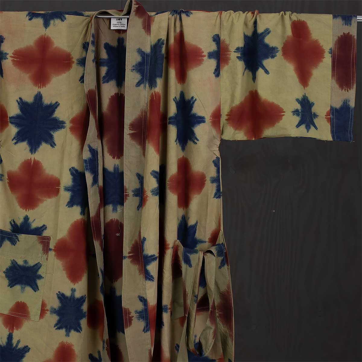 Kimono i rött, blått och beige, med skärp och fickor