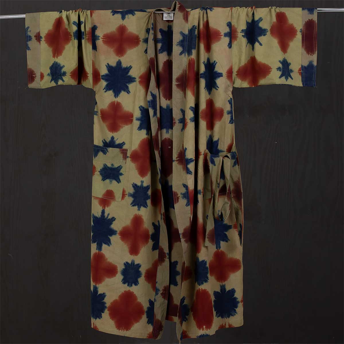 Kimono i rött, blått och beige, med skärp och fickor