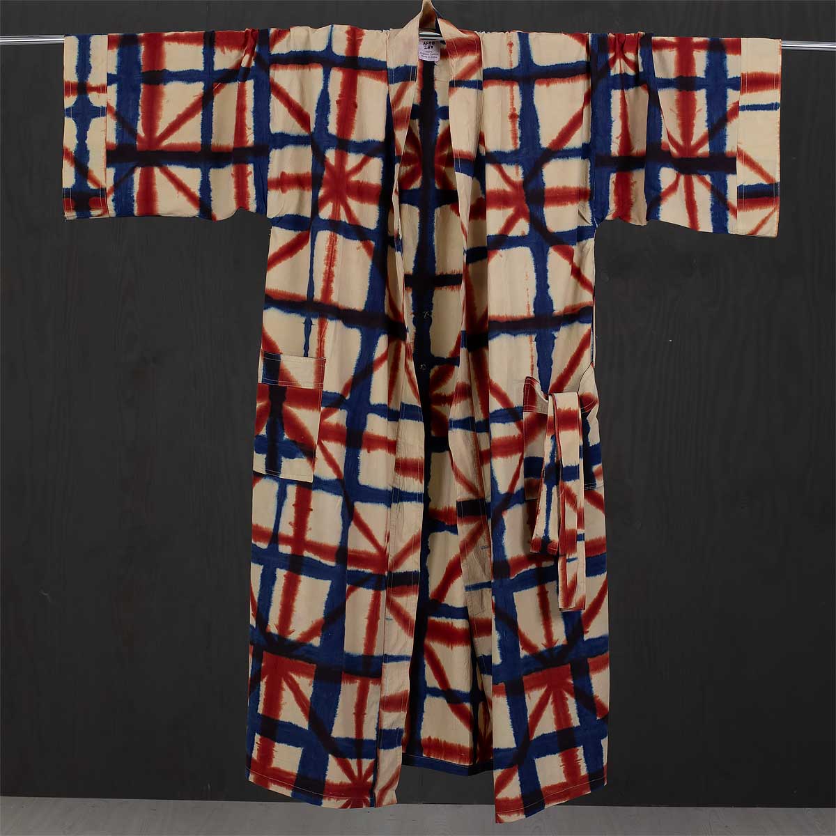 Kimono med skärp och fickor, i beige bakgrund och blått och rött mönster