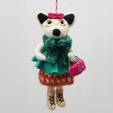 Juldekoration i tovad ull i form av en liten hund med moonboots - A World of Craft