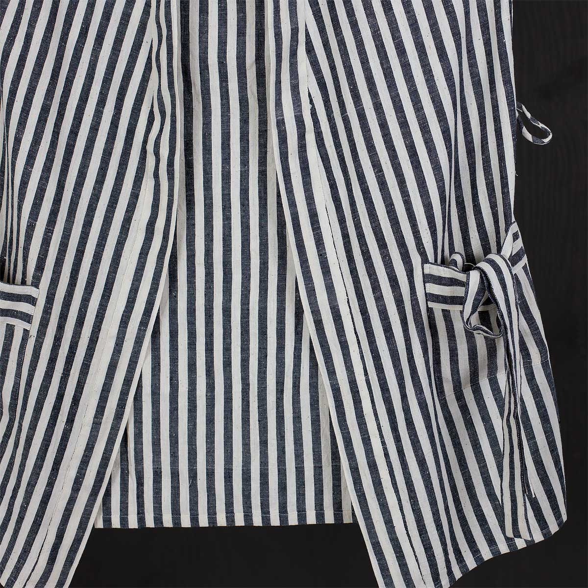Detalj av svartvitrandig kimono i ekologisk bomull