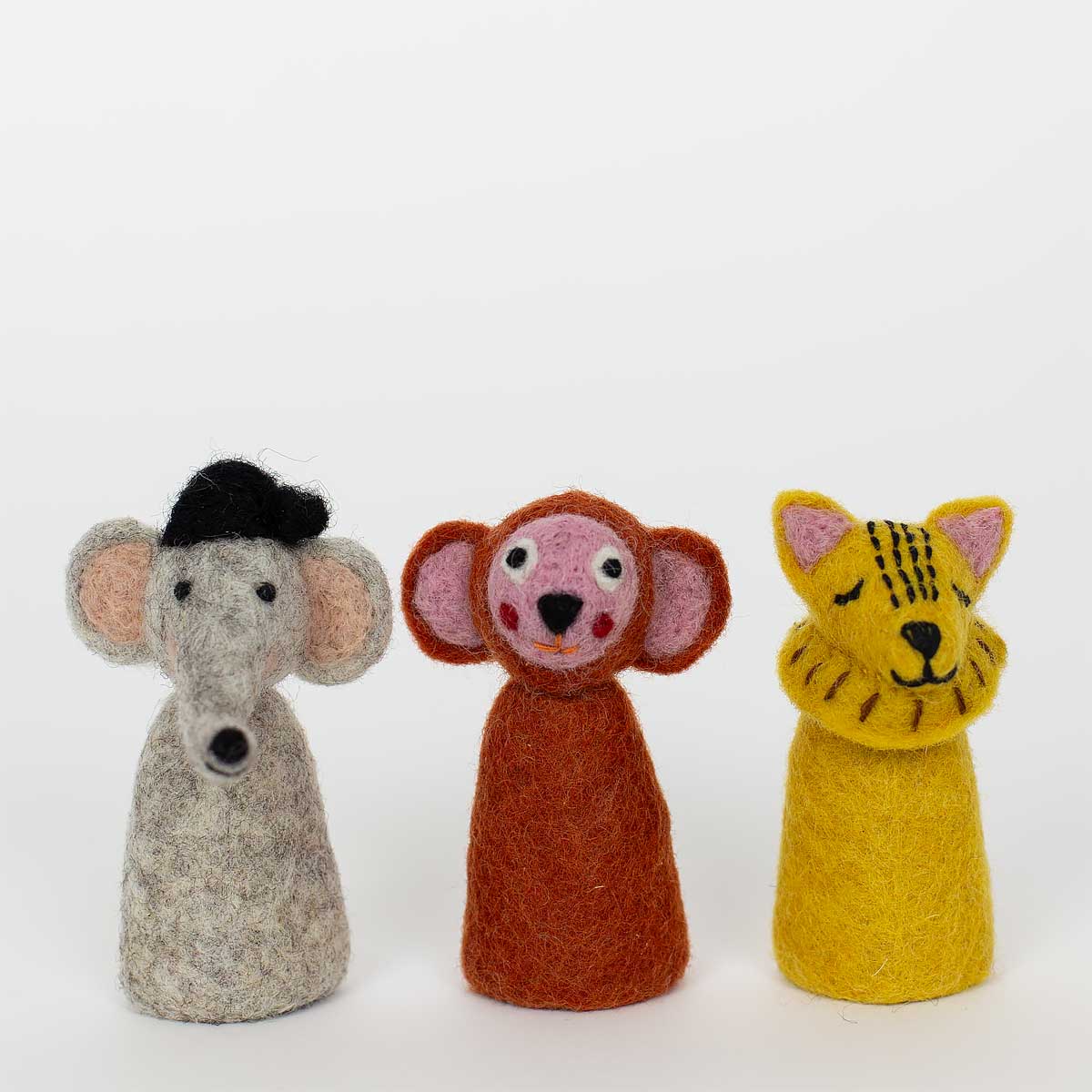 Tre handtovade ullfigurer, en elefant en apa och en tiger