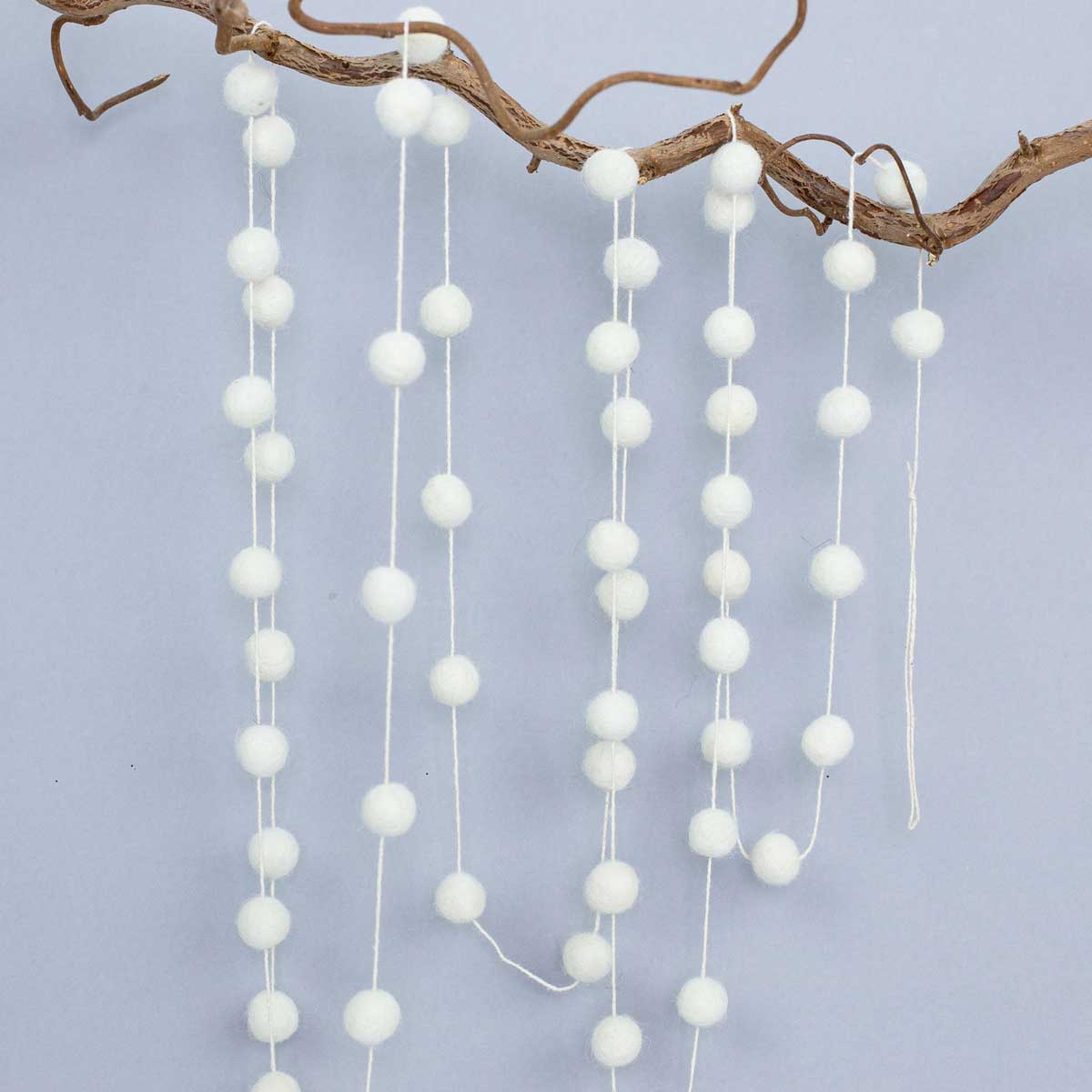 FELT MINIBALLS Garland, white