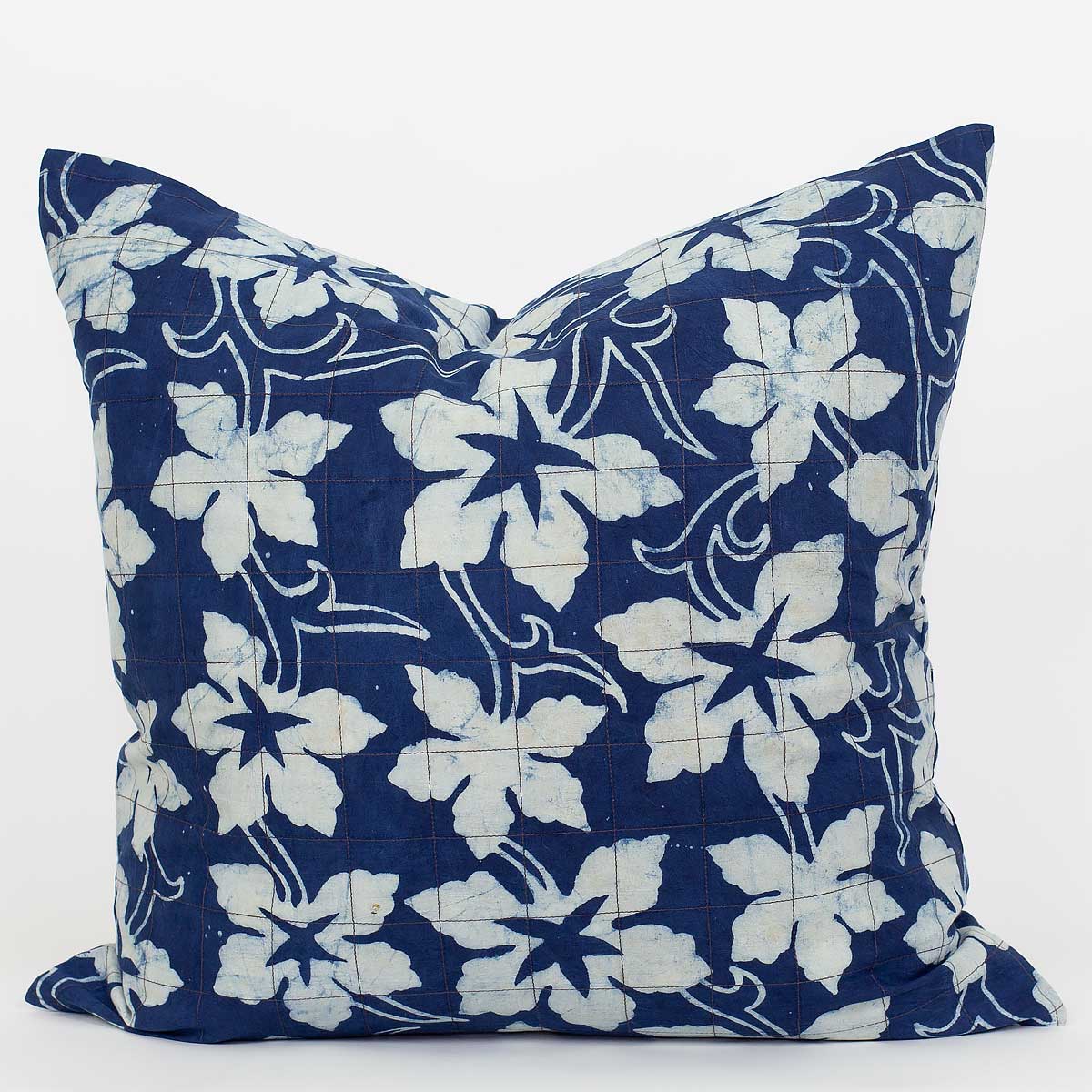 Blommigt kuddfodral 50x50, i blått och vitt