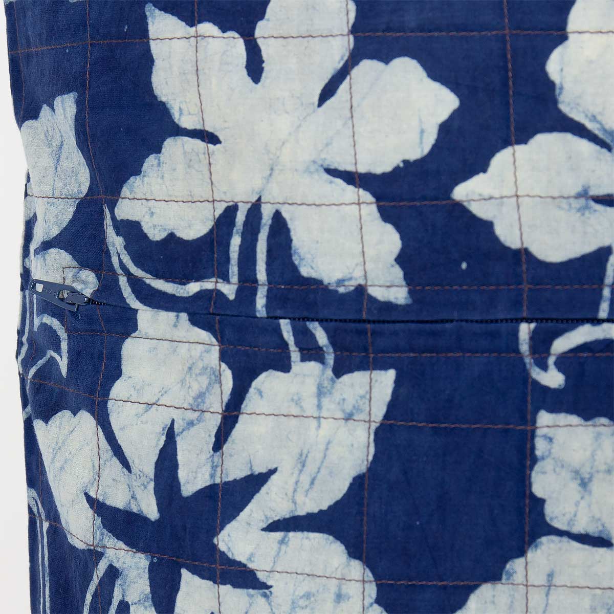 Detaljbild av kuddfodral med blå och vita blommönstrer