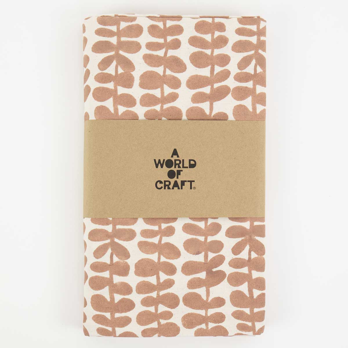 Blommig duk 140x260, med färgglatt mönster i rosa och vitt - A World of Craft