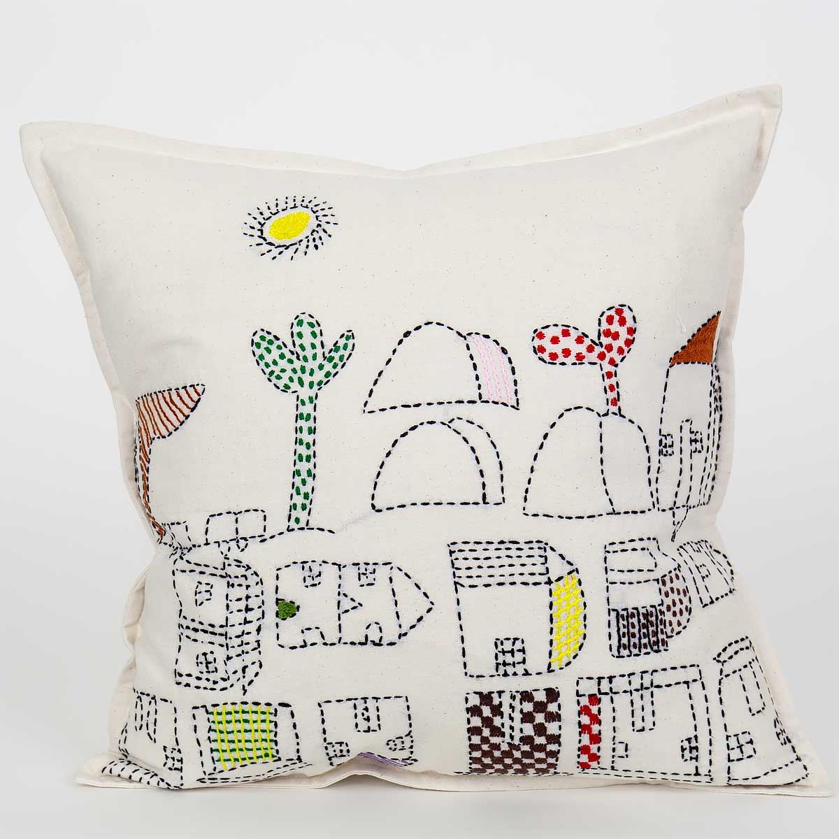 Kudde 40x40 med handbroderat mönster i färglada färger