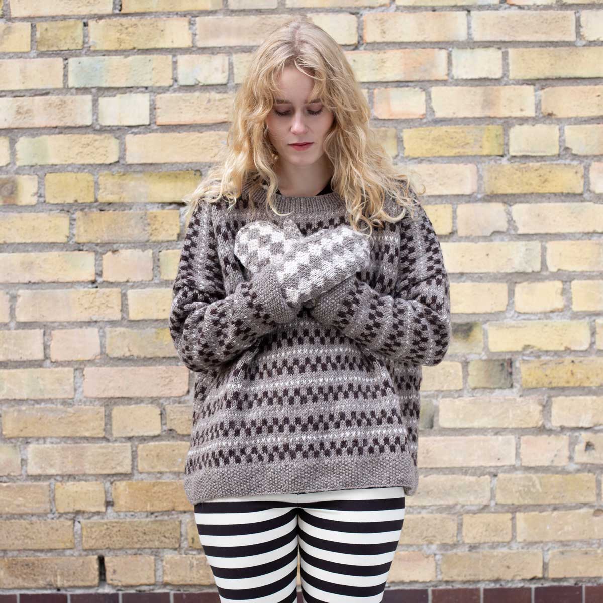 KNITS/25 Mittens, grey