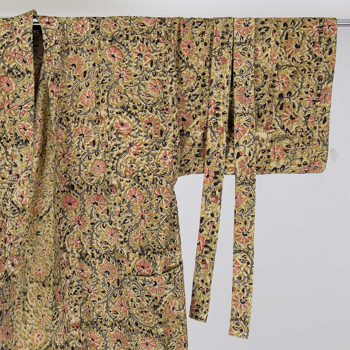 Hellång kimono i senapsgult blommönster - Fair Trade