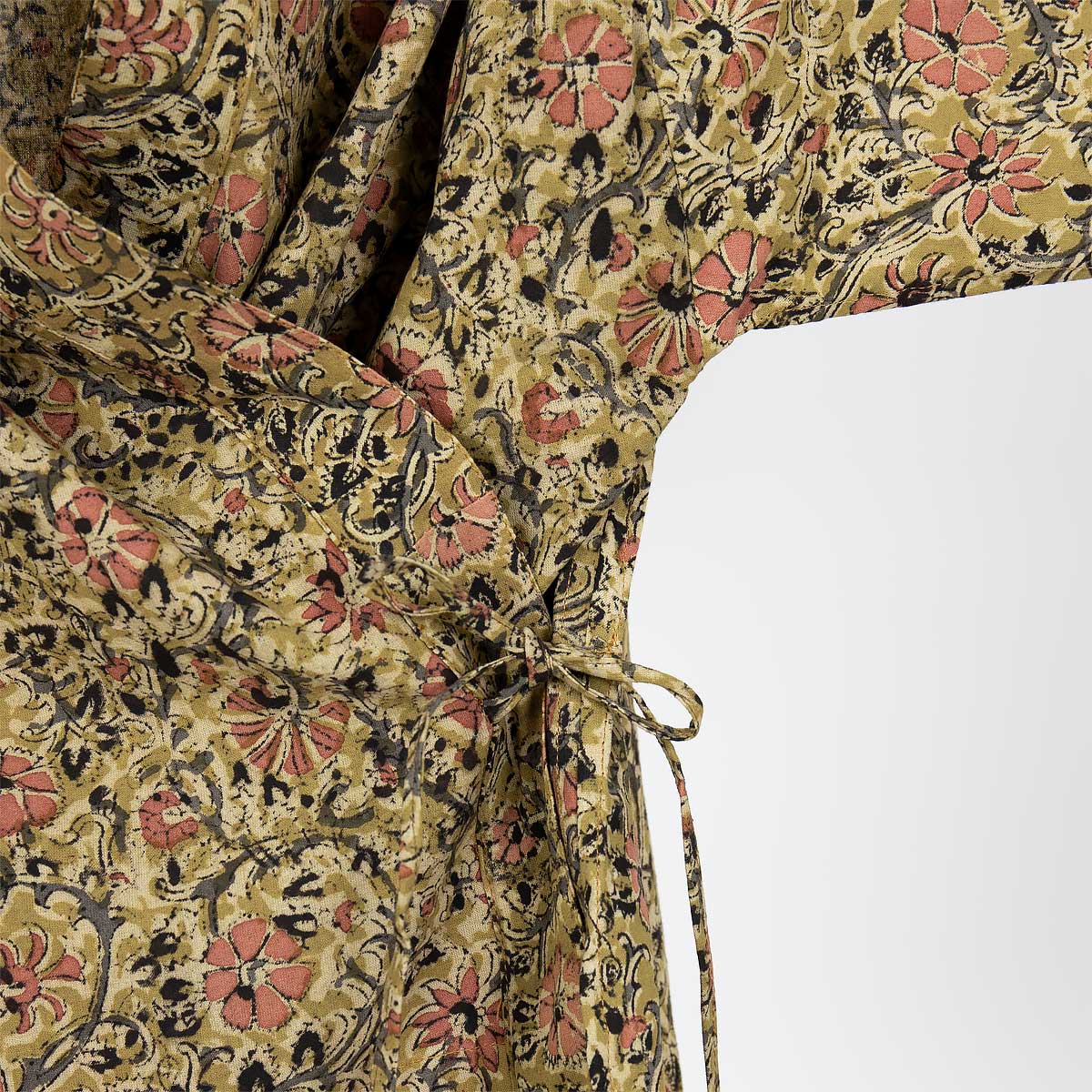 Detaljbild av kort kimono i senapsgult blommönster - Fair Trade