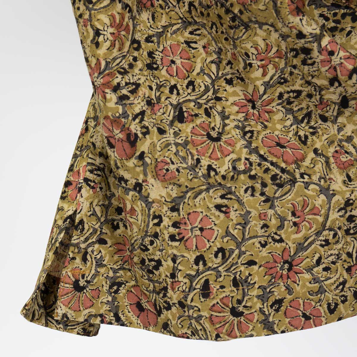 Detaljbild av kort kimono i senapsgult blommönster - Fair Trade
