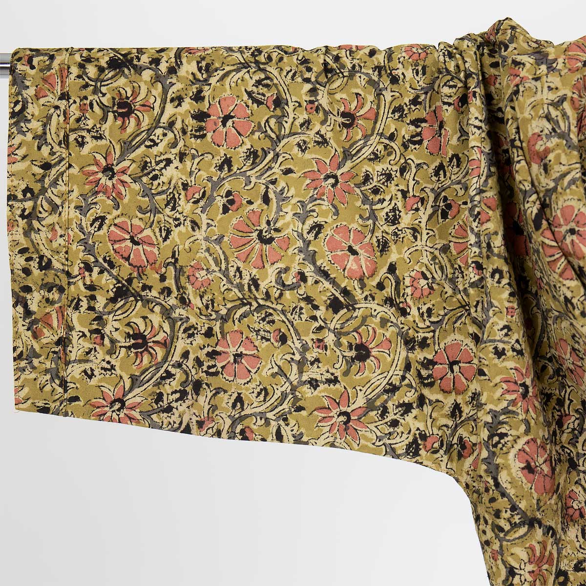 Detaljbild av kort kimono i senapsgult blommönster - Fair Trade