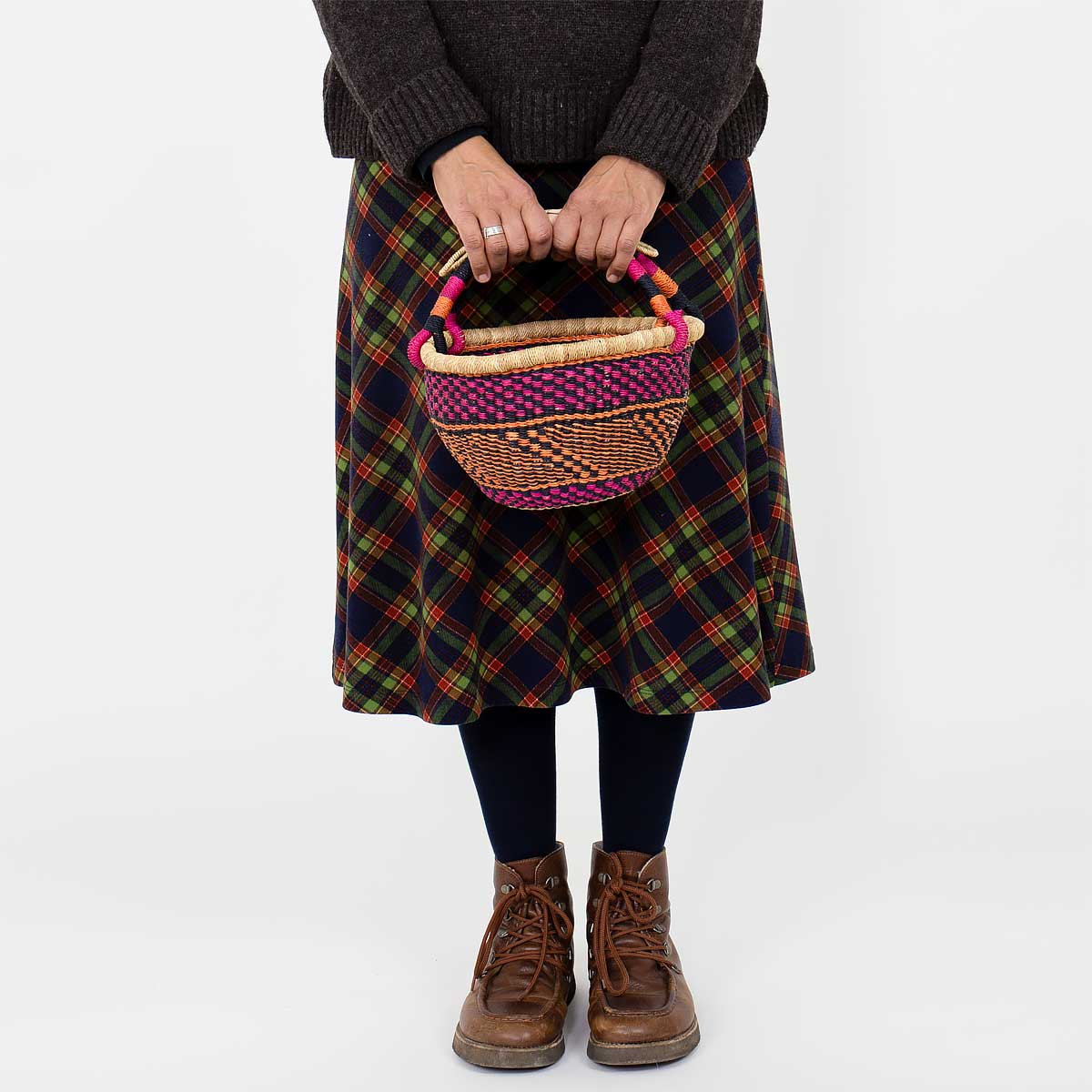 Modell bär en liten picknick-korg i rosa och orange - Fair Trade