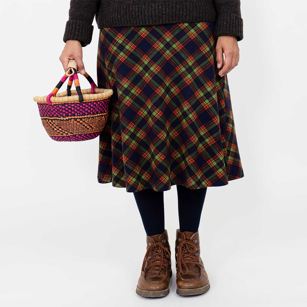 Modell bär en liten picknick-korg i rosa och orange - Fair Trade