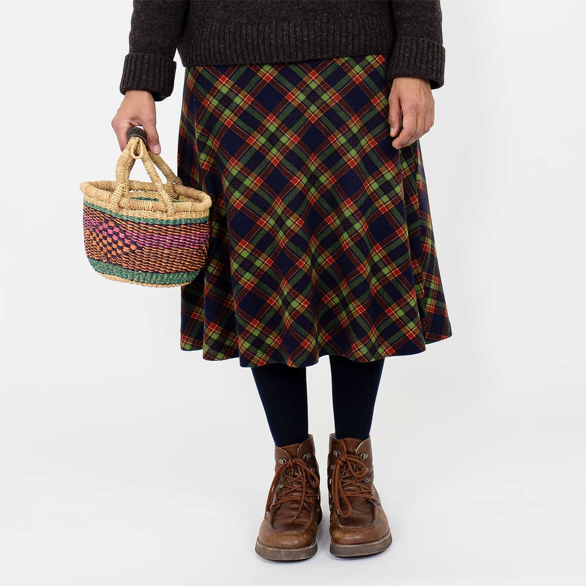 Modell bär en liten picknick-korg i turkost/natur/brunt - Fair Trade