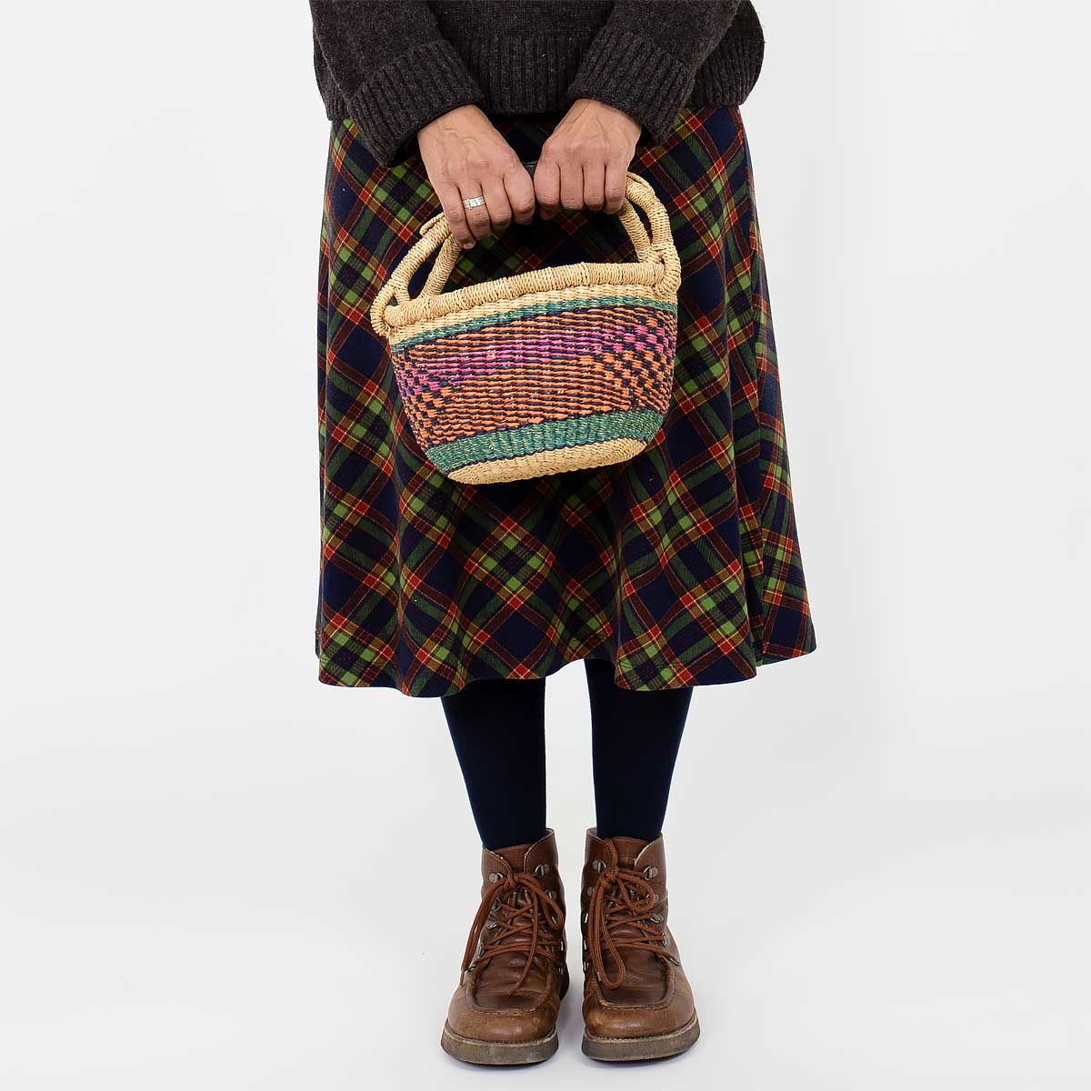 Modell bär en liten picknick-korg i turkost/natur/brunt - Fair Trade
