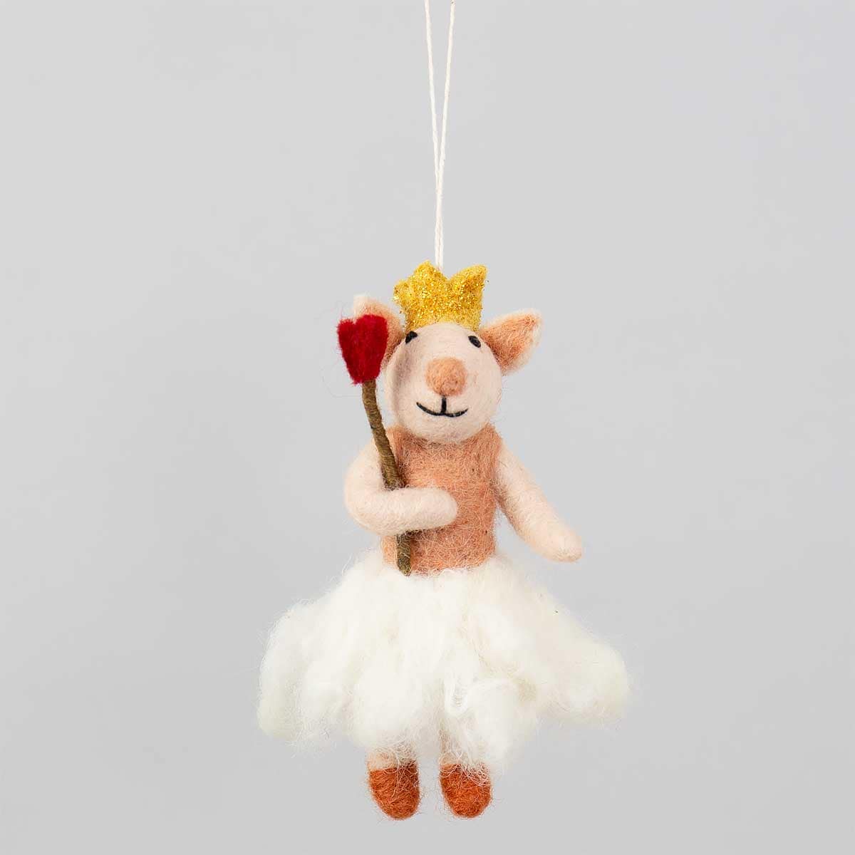 En juldekoration av handtovad ull, i form av en mus i tyllkjol - A World of Craft