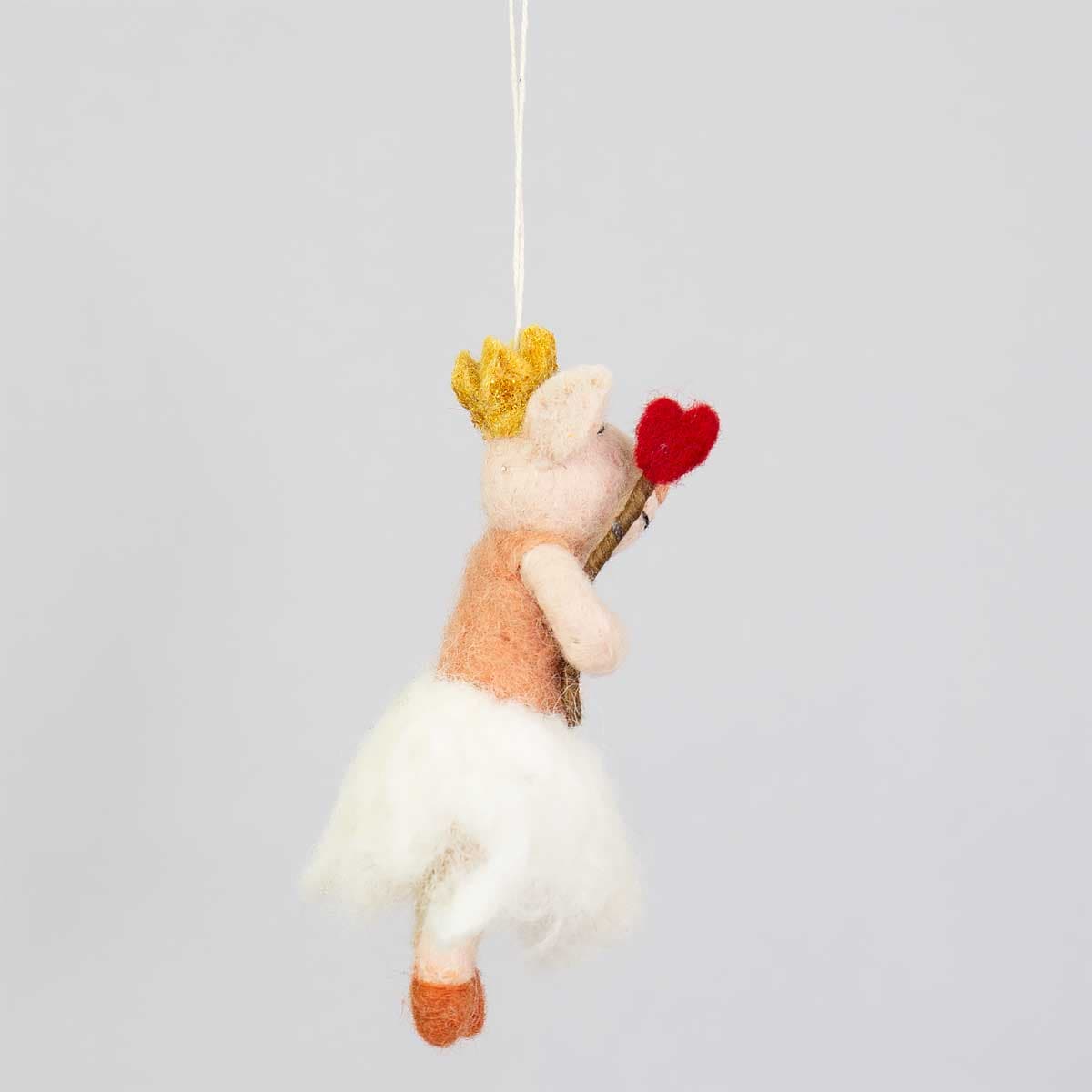 En juldekoration av handtovad ull, i form av en mus i tyllkjol - A World of Craft