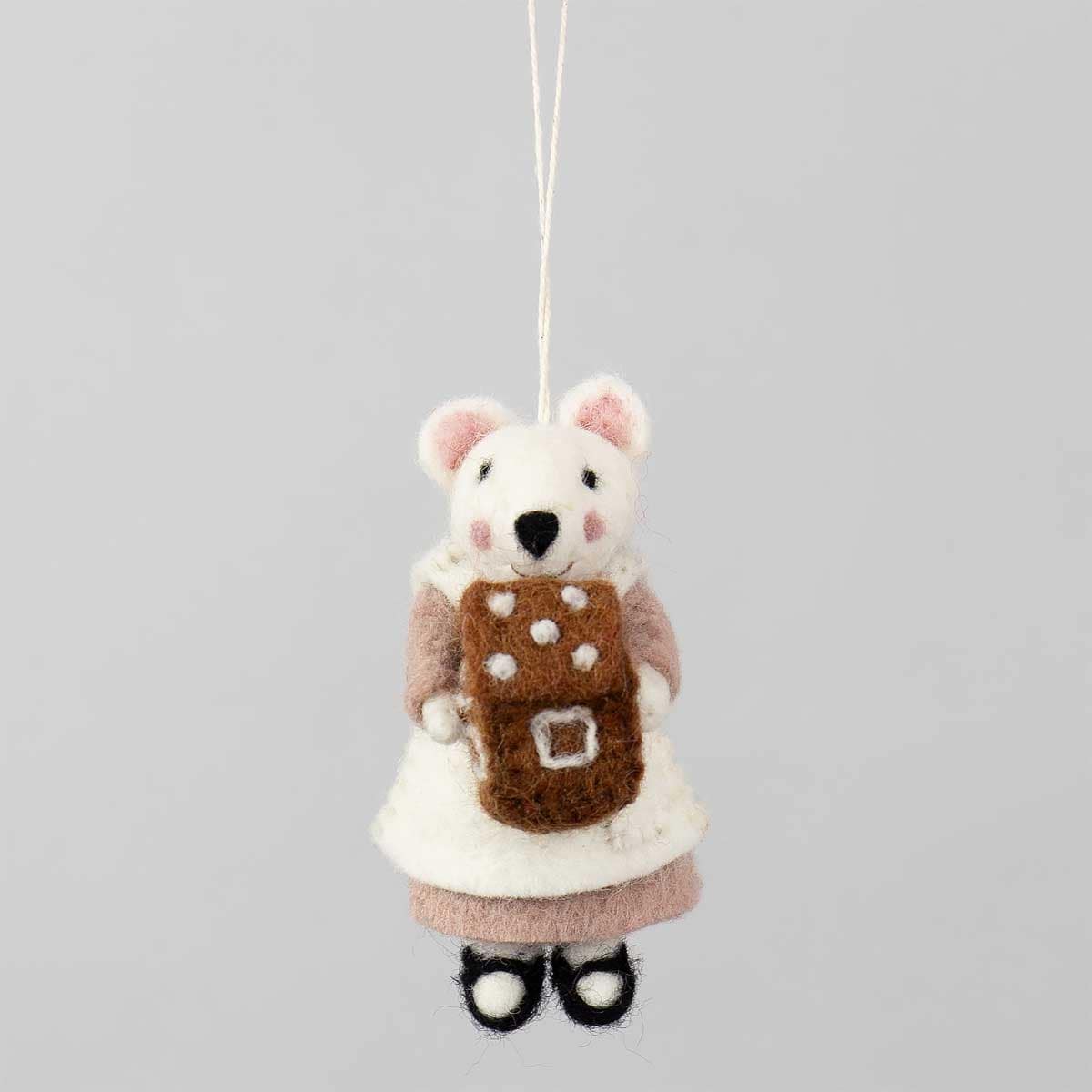 En juldekoration av handtovad ull, i form av en mus med ett hus - A World of Craft