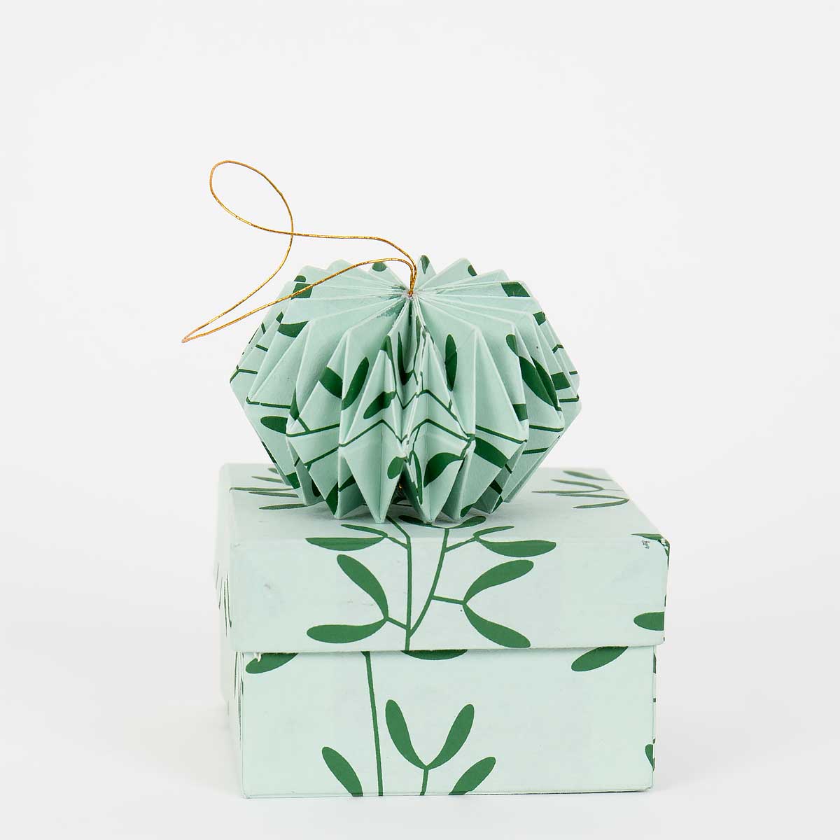 Juldekoration gjord i papper - A World of Craft