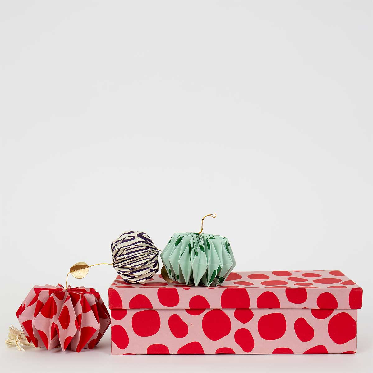 Juldekoration gjord i papper - A World of Craft