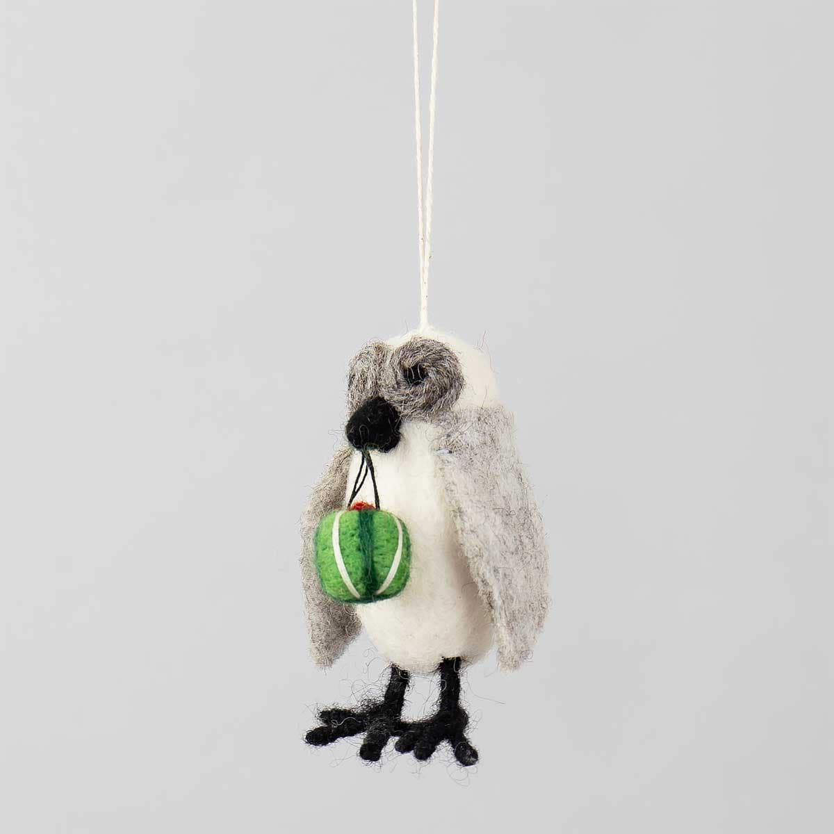 En juldekoration av handtovad ull, i form av en uggla - A World of Craft