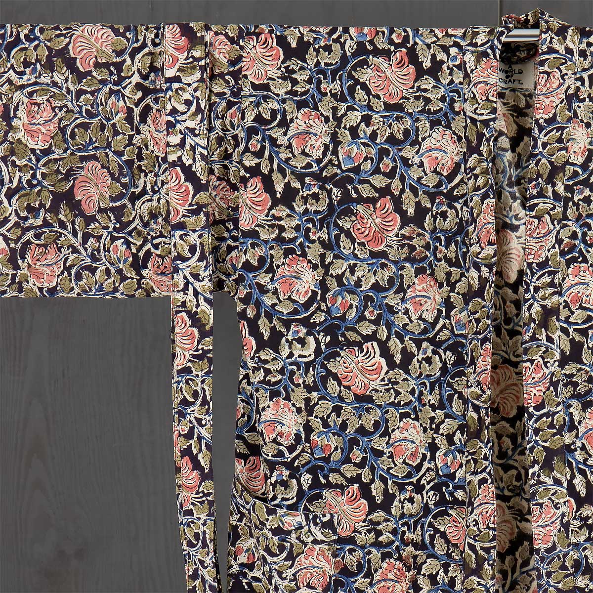Blommig kimono med skärp och fickor, svart med rosa blommor
