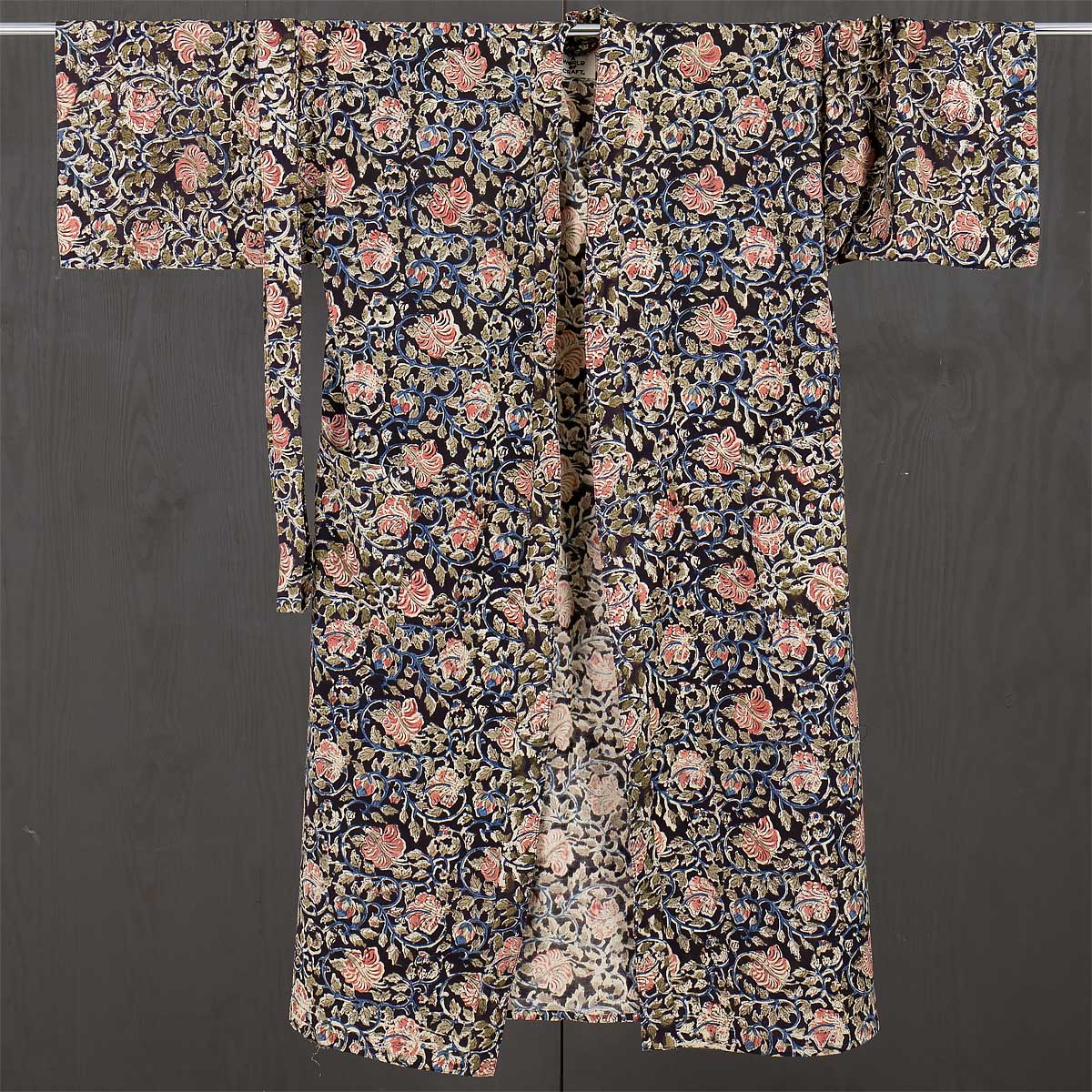 Blommig kimono med skärp och fickor, svart med rosa blommor