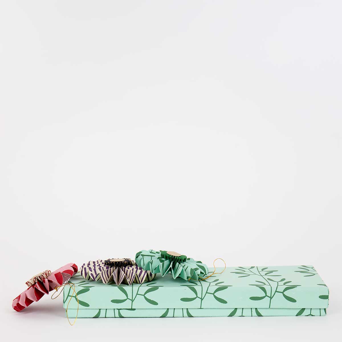 Juldekoration gjord i papper - A World of Craft